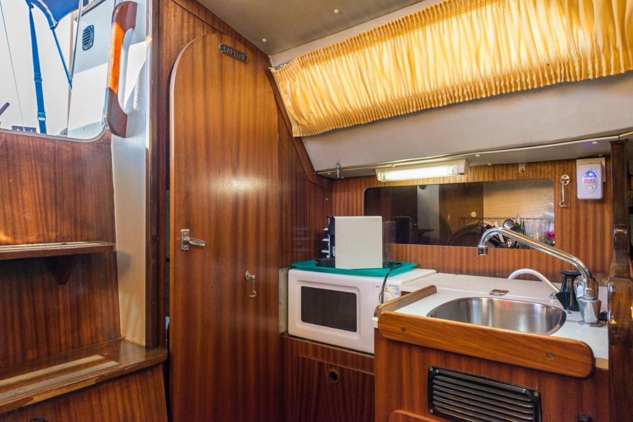 Pequeno Velero En Port Forum Ideal Para Backpackers Sant Adria de Besos Exterior photo